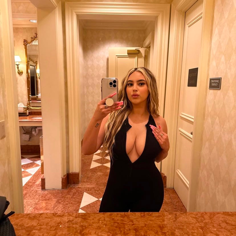 Sarah is Female Escorts. | Eau Claire | Wisconsin | United States | escortsaffair.com 