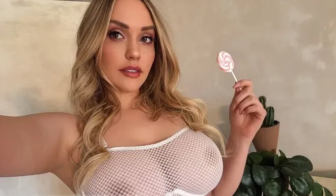 PRETTY CANADIAN BOMBSHELL A NATURALLY YOUNG SEXY profile image
