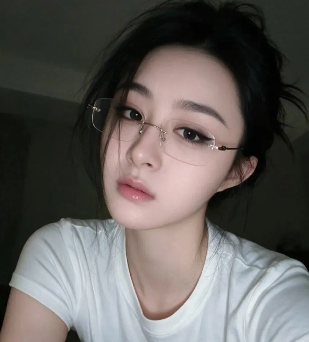 Beautiful young Chinese girl, available profile image